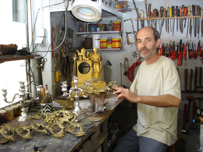 Alain Bellino et un poste de l'atelier de réparations