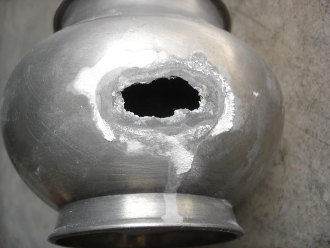 Réparation d'un pot à bouillon atteint de peste de l'étain