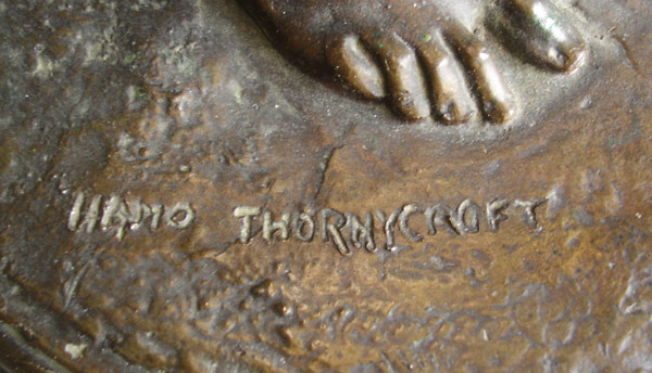 La signature d'Hamo Thornycroft sur la terrasse du bronze.