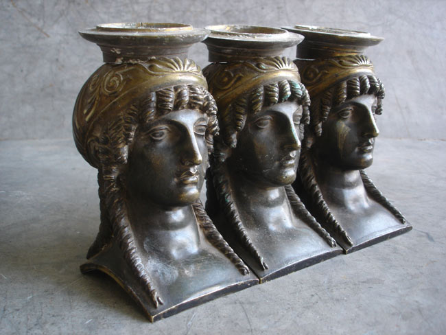 La dorure et la patine de ces bronzes sont très usées 