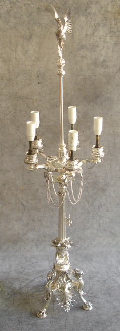 Le chandelier est remonté et réelectrifié manque les fausses bougies