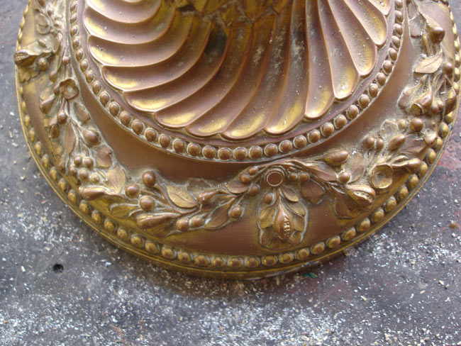 Flambeaux Christofle: Usure de la dorure laissant apparaitre le cuivre L'usure de la dorure laisse apparaitre le cuivre galvanoplastique.