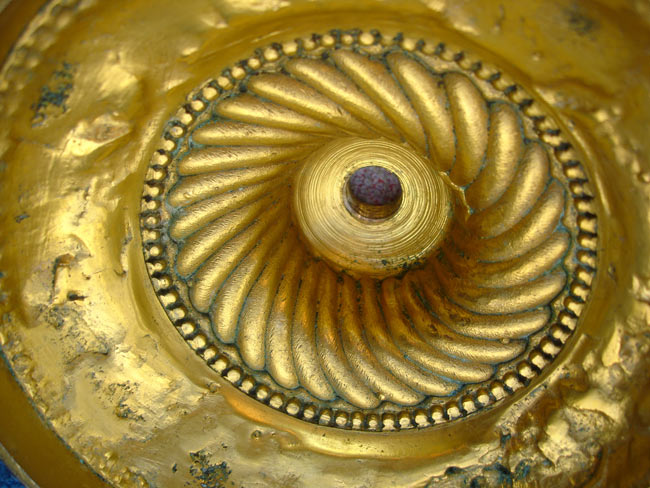 Aspect du dessous d'un pied du flambeau Revers du pied avant décapage