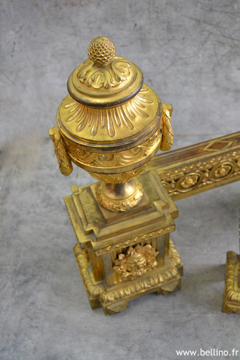detail d'une cassolette detail d'une cassolette en bronze