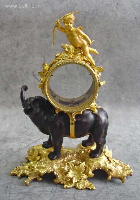 La pendule en bronze à l'éléphant après dorure