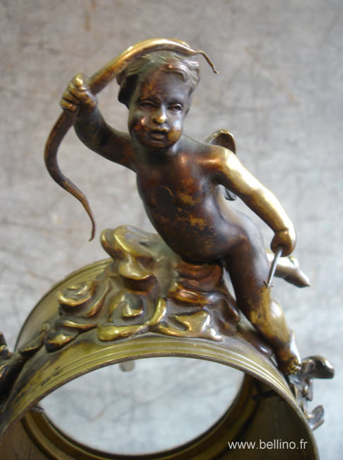 le cupidon en bronze sur la pendule