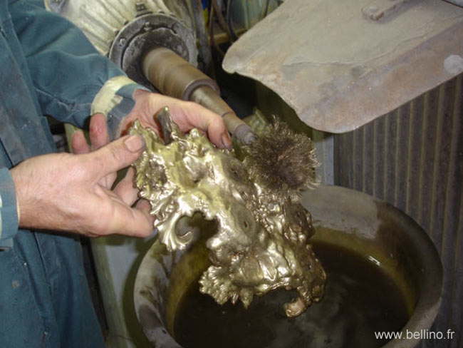 Gratte bossage du socle en bronze