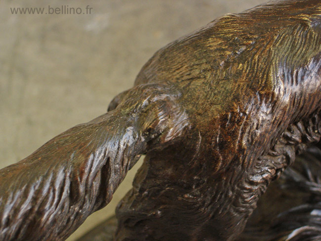 Détail du bronze "chien ramenant un canard"