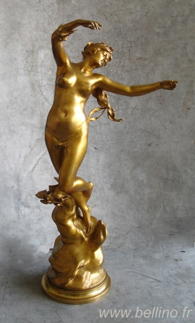 La sculpture en bronze doré "Le départ des hirondelles"de Felix Charpentier La sculpture en bronze doré après restauration