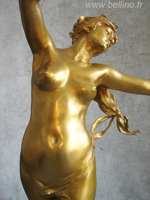 Buste de la sculpture en bronze doré de Felix Charpentier après restauration Le buste de la statue après restauration