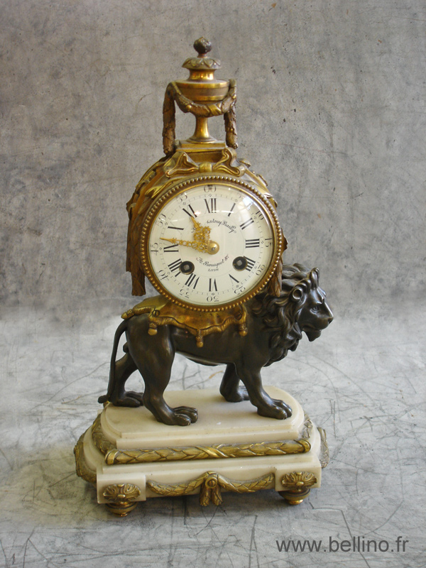 Pendule "au lion" en bronze avant restauration Pendule "au lion" avant dorure et patine