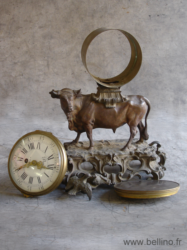 pendule au taureau en bronze doré avant retsauration pendule au taureau en bronze