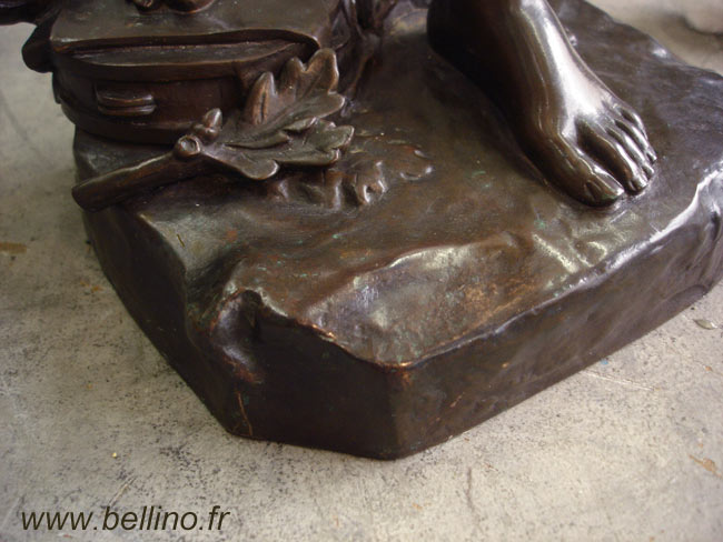 socle de la sculpture de Felix Charpentier après patine Socle du bronze