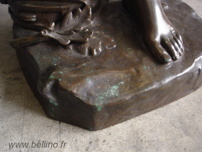 socle du bronze patiné de Felix Charpentier socle du bronze avant restauration