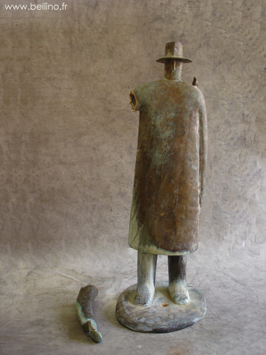 La sculpture en bronze de Folon avant réparation