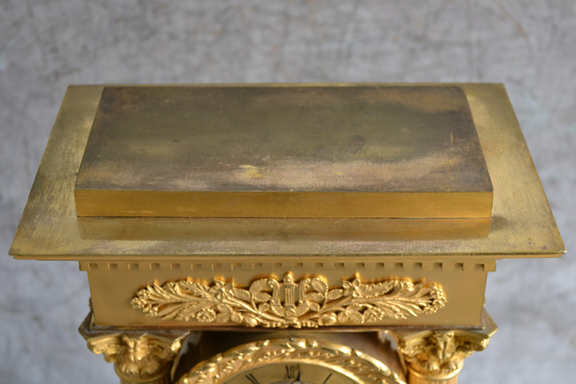 Dessus de la pendule en bronze doré avant nettoyage