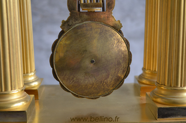 L'arrière du balancier de la pendule en bronze doré avant restauration