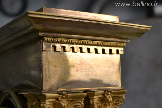 Le sommet d'une face latérale de la pendule avant nettoyage
