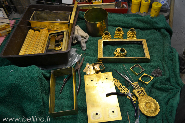 Opération de démontage de la pendule avant restauration de la dorure Démontage de tous les éléments de la pendule