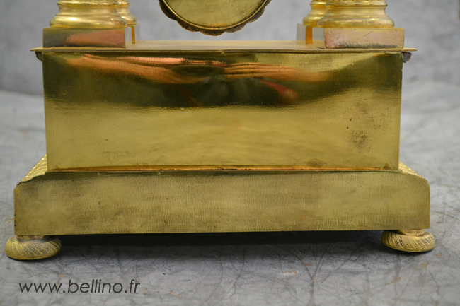 Arrière du socle de la pendule en bronze doré après restauration