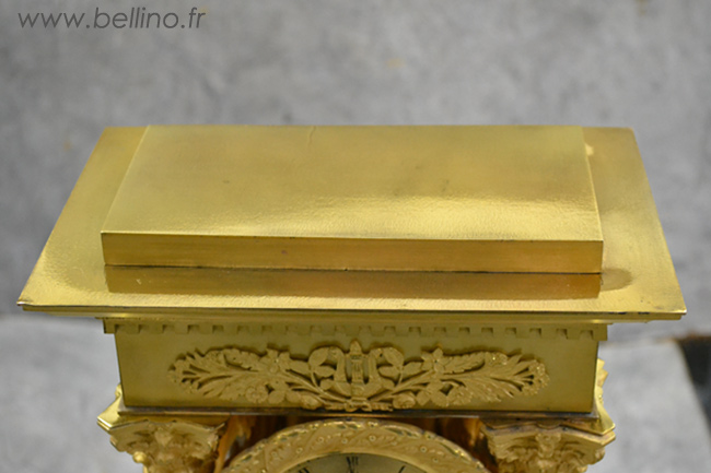 Le dessus de la pendule en bronze doré après nettoyage