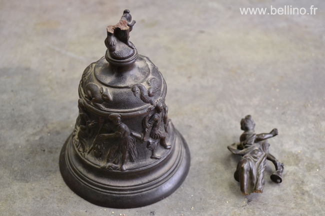 La cloche XiXème en bronze patiné avant restauration
