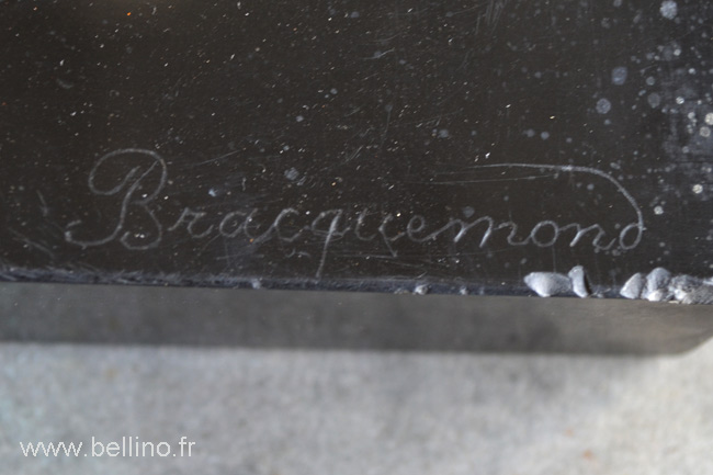 La signature de Bracquemond sur le socle