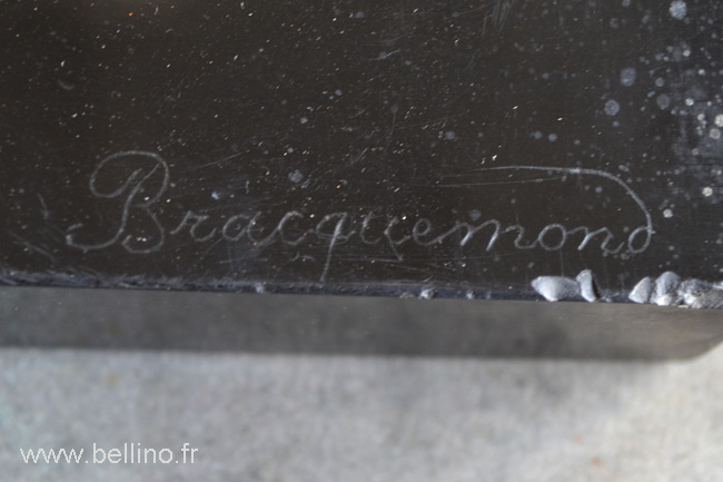 Signature d'Emile Louis Bracquemond La signature de Bracquemond sur le socle