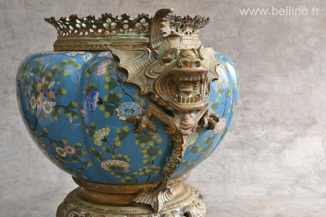 Un des dragons du cache pot en bronze
