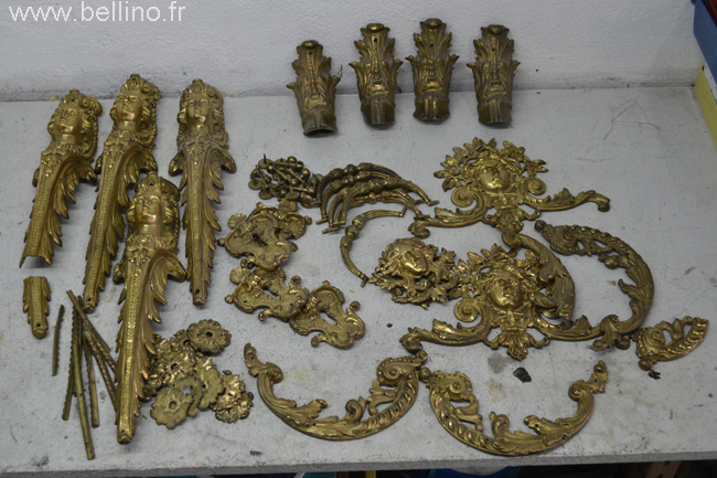 Les bronzes du bureau boulle Louis XIV avant restauration