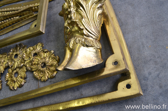 Détail des bronzes du bureau Boulle après nettoyage
