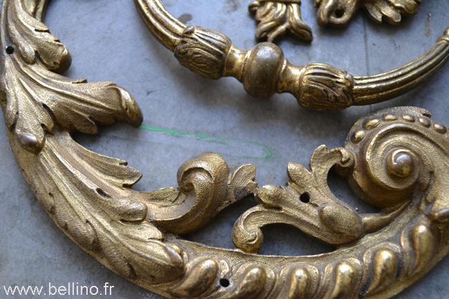 Etat de la dorure des bronzes du bureau Boulle avant restauration