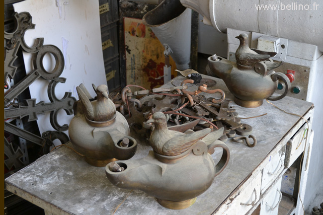 Lampes à huile avec colombes et chaines