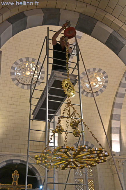 Accrochage du lustre en bronze