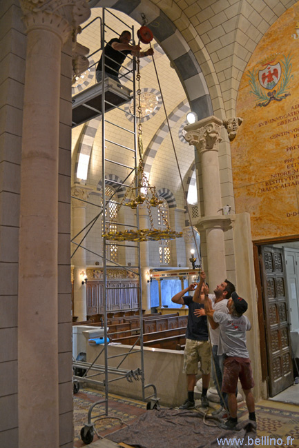 Repose du lustre de la chapelle du séminaire de Nice