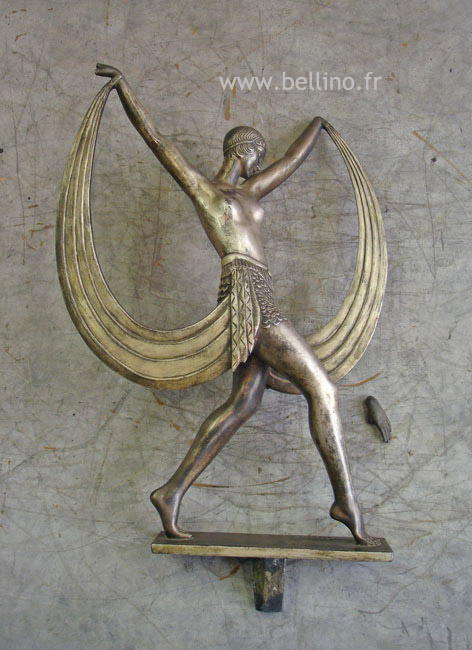 La sculpture en régule avant reparation