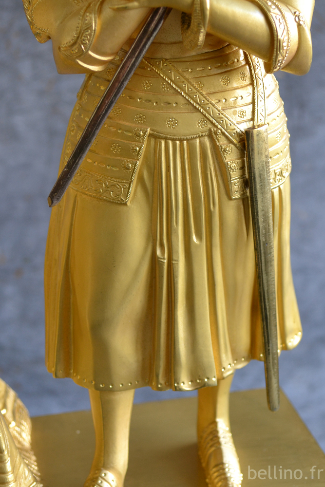 Le fourreau restitué sur la pendule en bronze doré Jeanne d'Arc
