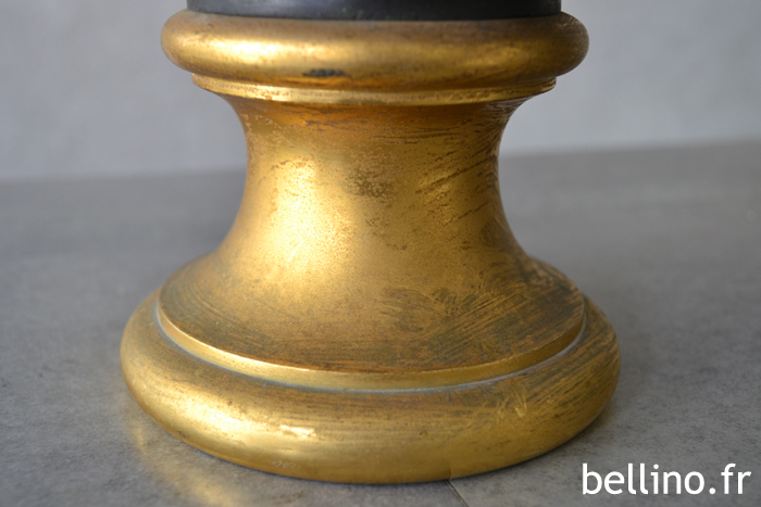 Le socle en bronze doré avant restauration