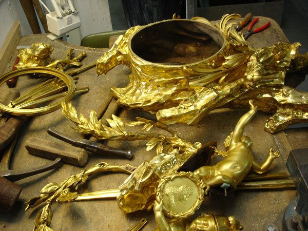 Démontage d'une pendule Louis XV en bronze doré